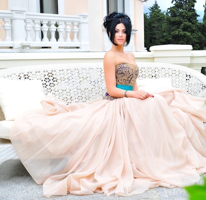 Бесконечный океан страсти и удовольствия откроется для тебя в моих объятиях. Жду встречи с обеспеченным джентльменом, готовым насладиться моей компанией. 21594, 20 лет