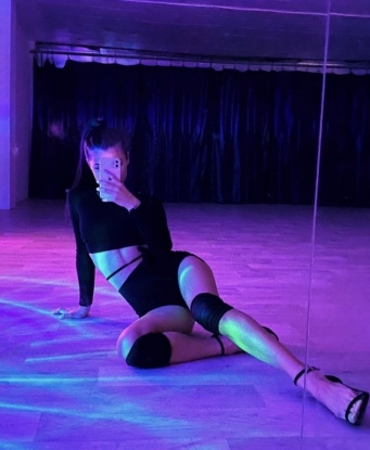 Живу в Москве и обладаю всеми прелестями этого города. Мои услуги включают эксклюзивный эскорт, массаж, и множество других возможностей для незабываемого времяпрепровождения. Мои отзывы говорят сами за себя – клиенты в восторге от моих навыков и чарующей красоты. Мои фото подтверждают, что я настоящая красавица. Встречи со мной – это эксплозия удовольствия и наслаждения. 🌟✨🌹✨💋❤️ 9815, 24 года